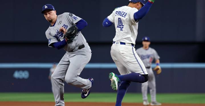 Blue Jays put on an offensive clinic to beat Dodgers in Game 1