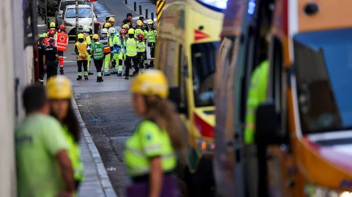 Derrumbe en el centro de Madrid: buscan a cuatro personas atrapadas bajo los escombros y hay un herido grave