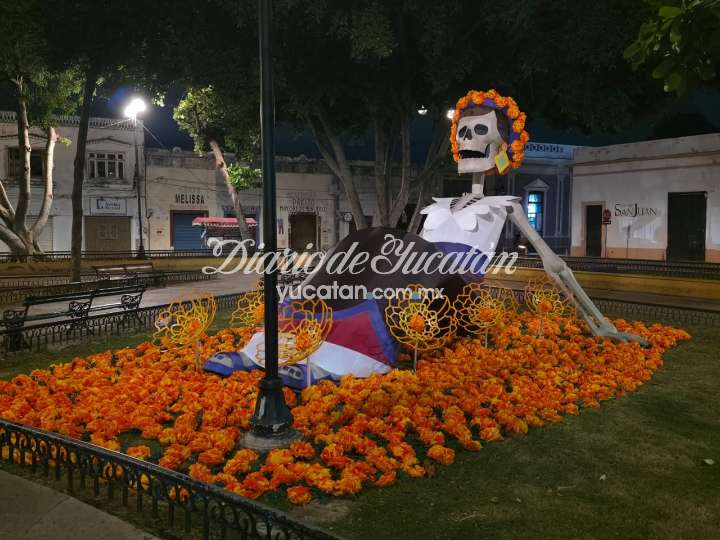 Esqueletos hacen del parque San Juan, en Mérida, su nuevo hogar