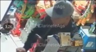 (Video) Sujeto asalta con pistola en mano a niña que despachaba en tienda de abarrotes en Aguascalientes