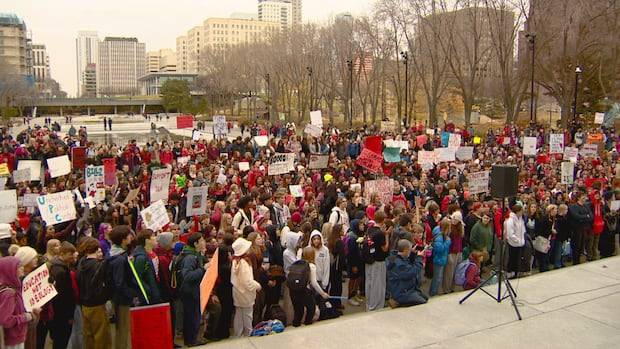 Alberta students cut class to show solidarity with teachers