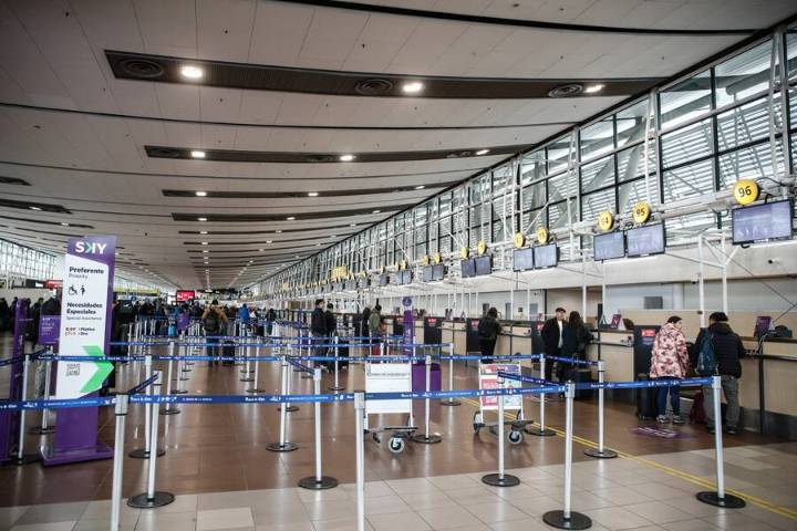 Evacúan avión en Aeropuerto de Santiago por aviso de bomba realizado por un pasajero