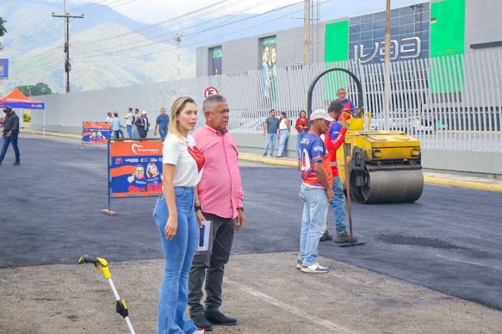 En Naguanagua supervisan asfaltado en vía de servicio hacia El Manantial