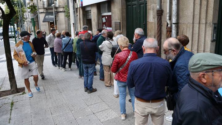 Las colas del Imserso llegan a Santiago: «El sistema para reservar viaje está obsoleto»