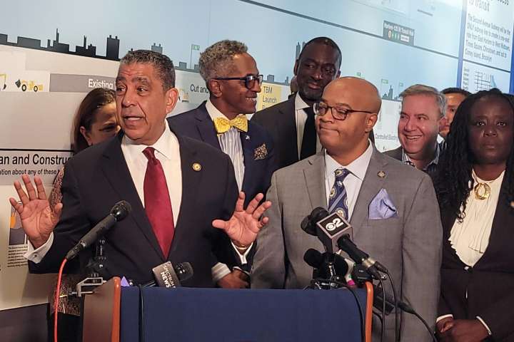Políticos de Nueva York critican la congelación de 18.000 millones de dólares para trenes