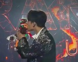 El cantante Dimash besa a Lelé