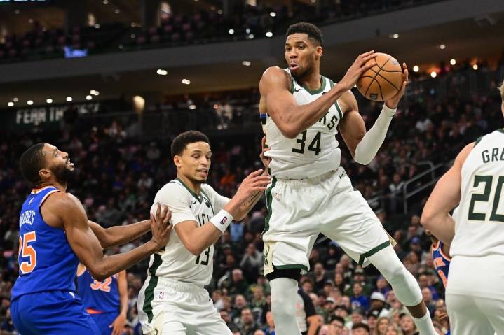 Deadspin | Soaring Giannis Antetokounmpo leads Bucks into clash vs. Warriors