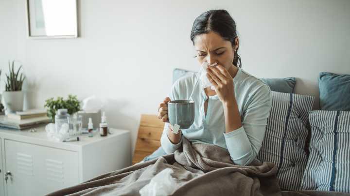 Arranca la temporada de gripes y catarros: «Un mucolítico que va genial es el agua, ayuda a expulsar la flema»