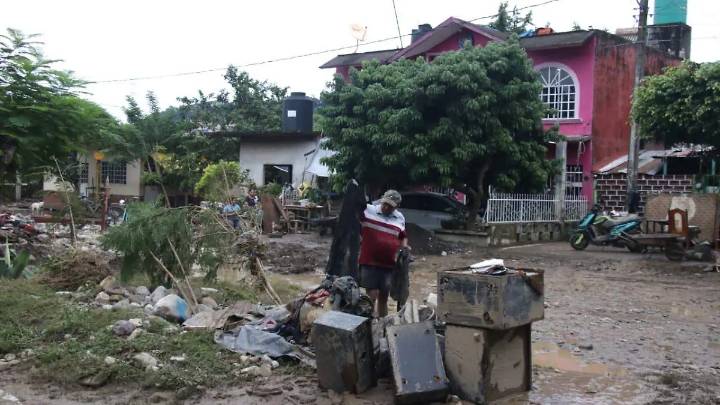 Empresarios habilitan centros de acopio y apoyan con maquinaria en zonas afectadas por lluvias