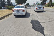 Ante negligencia del municipio, ciudadanos optan por reparar baches