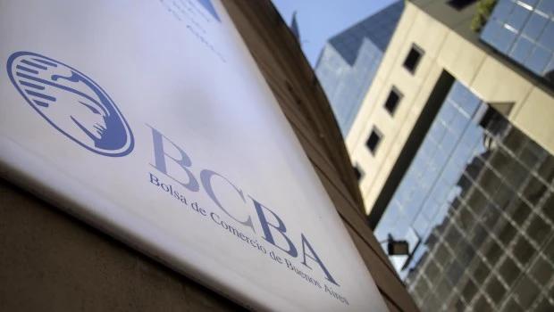 Mientras la Bolsa sigue festejando, el dólar volvió al techo de la banda