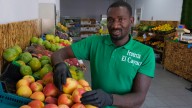 Kali Soukouna, el maliense que abrió su "Cayuco" en Gran Canaria: así es la nueva frutería en Las Torres