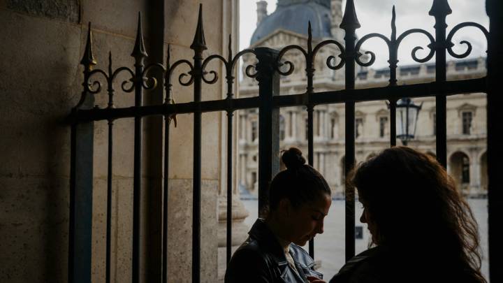 Un turista grabó a uno de los ladrones del Louvre: estaba frente a la vitrina de joyas robadas