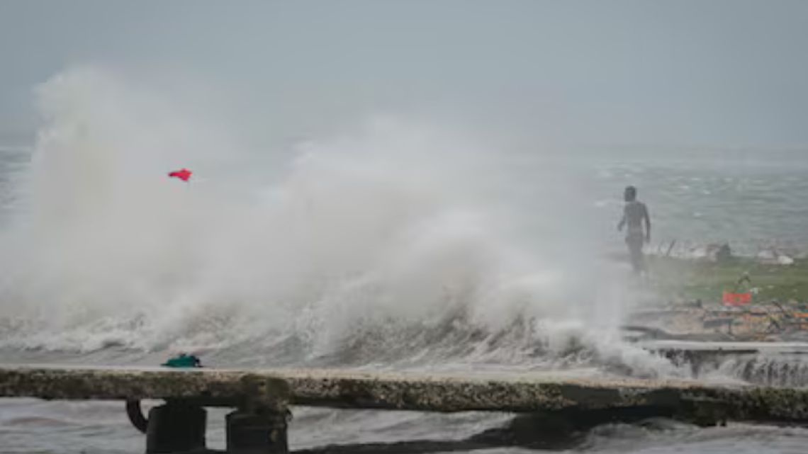 Huracán Melisa: más de 100 argentinos atrapados en la tormenta más poderosa