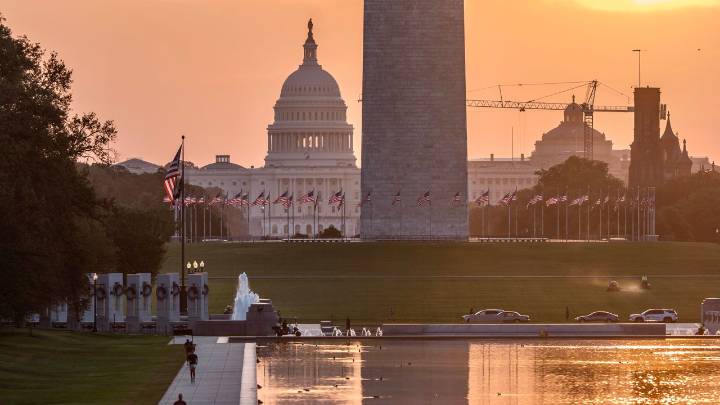 Some lawmakers refuse pay during shutdown, seek to strip members of Congress of salaries during lapse