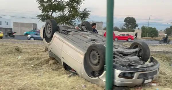 Solo daños tras volcadura en la carretera 57