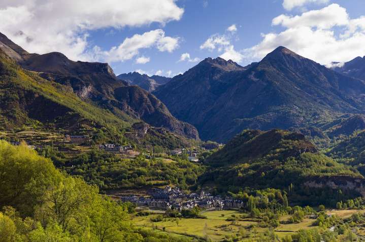 El Pirineo aragonés se rebela contra la falta de vivienda asequible y la masificación del turismo