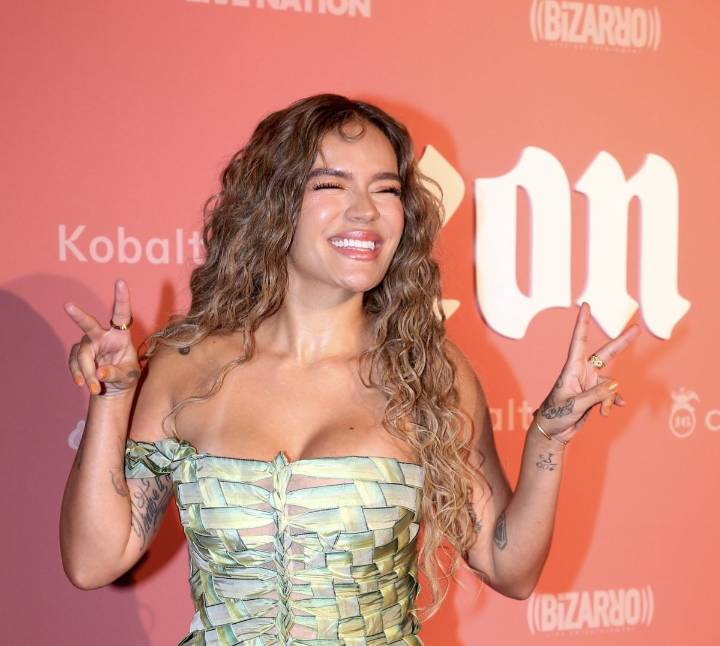 Karol G posa en bikini para una colección con Diesel inspirada en ‘Tropicoqueta’