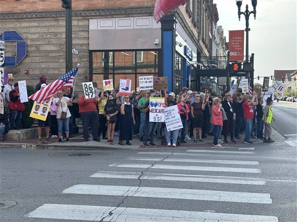 No Kings rallies draw hundreds across northwest Ohio