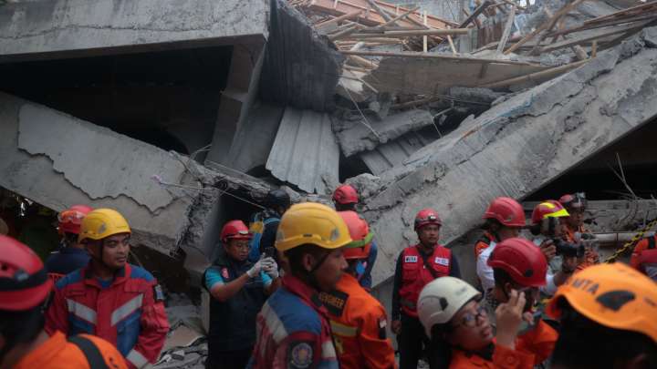Más de 90 Alumnos Siguen Atrapados Bajo los Escombros de una Escuela Colapsada en Indonesia