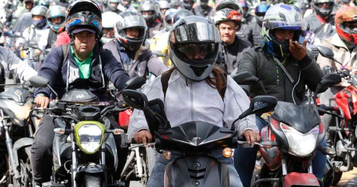 Motociclistas bloquean Bogotá por restricciones contra las "rodadas del terror" en Halloween