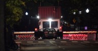Hombre estrella vehículo contra barrera de seguridad de la Casa Blanca y es detenido por el Servicio Secreto