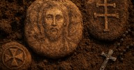 Milagro en la Iglesia Católica: hallan un elemento sagrado con el rostro de Cristo de más de 1,000 años de antigüedad escondido bajo Tierra