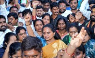 Kavitha dumps dad's pic in Telangana yatra!