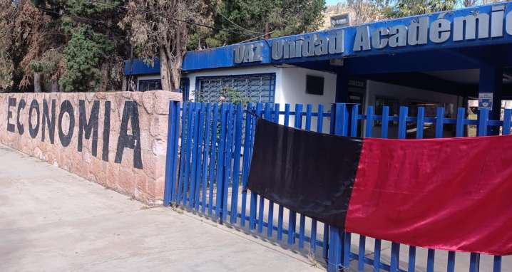 Estudiantes de la Unidad Académica de Economía de la BUAZ toman instalaciones para exigir flexibilidad en requerimientos de titulación