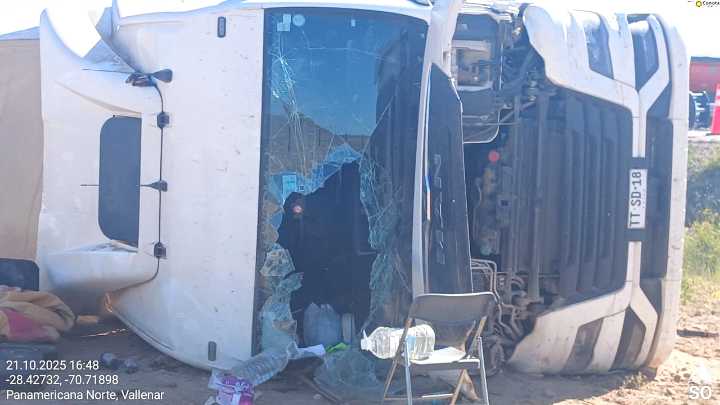 Chofer resultó ileso tras volcamiento de camión en Ruta 5 Norte