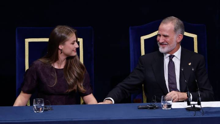 Felipe VI cede el protagonismo a Leonor en los Premios Princesa de Asturias: "Me corresponde ir cediéndole ya este espacio"
