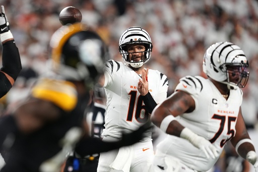 Flacco lidera a Bengals 33-31 sobre Rodgers y Steelers en duelo de mariscales de 40 años