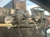 Camión se cruzó de carril y aplastó un auto en Campana: cinco muertos