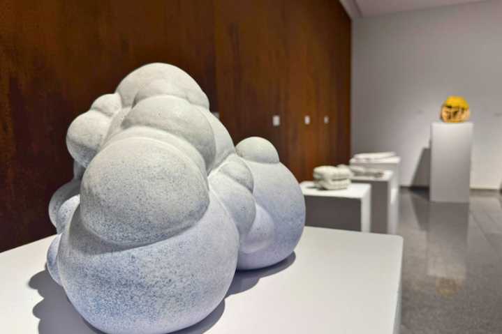 Las creaciones en cerámica de José Carlos Izquierdo cobran vida en la sala Dora Catarineu