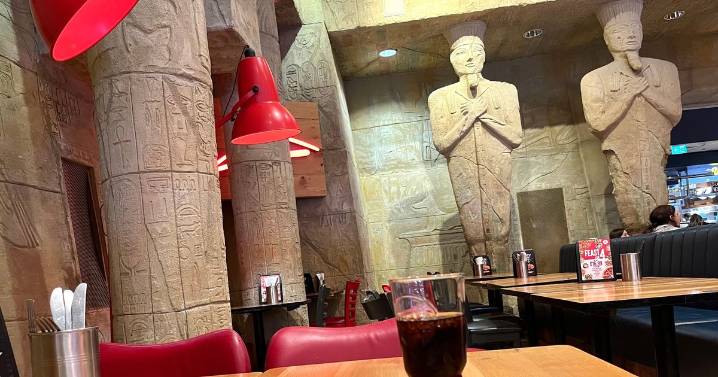 I had a buffet lunch at the wildest Pizza Hut in the north in the lap of a Pharaoh