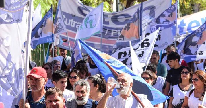 Paro docente en Neuquén y Río Negro: protestas, caravanas y concentraciones en Viedma, Roca, Bariloche y Cipolletti, este martes