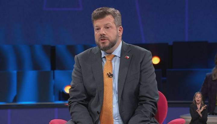 Kaiser: "Carabineros puede ir y visitar los colegios (emblemáticos), los mandaría a detener a los overoles blancos"