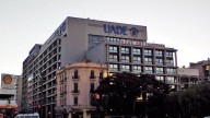 Polémica por el nuevo código de vestimenta de la UADE: "Arcaica y machirula"
