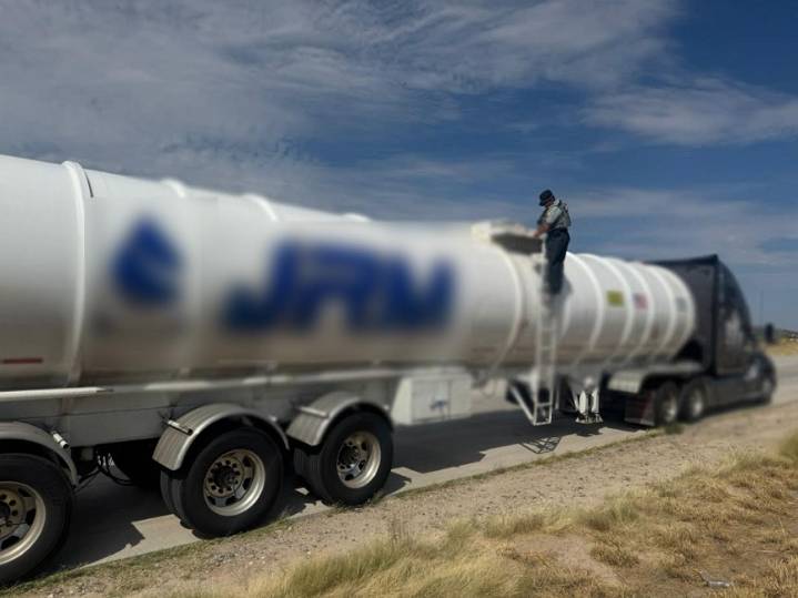 Aseguran en Sonora un tractocamión con 55 mil litros de hidrocarburo