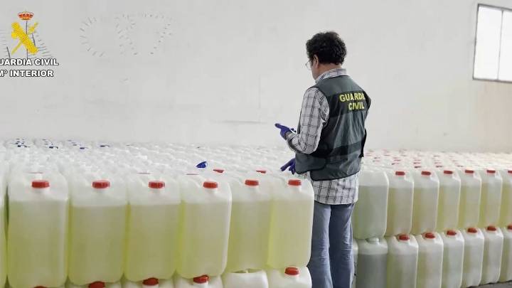 Cuatro detenidos tras intervenir 3.500 litros de gasolina en Níjar, Almería.