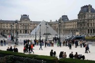 Louvre Museum Forced to Close After Chainsaw-Wielding Thieves Pull Off 7