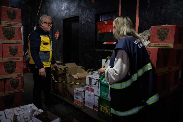 Brasil intensificó operaciones policiales en las licorerías tras casos masivos de intoxicación por metanol