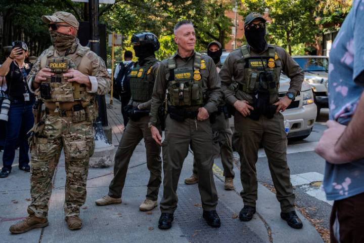 U.S. Border Patrol raids apartment building as Chicago crackdown intensifies