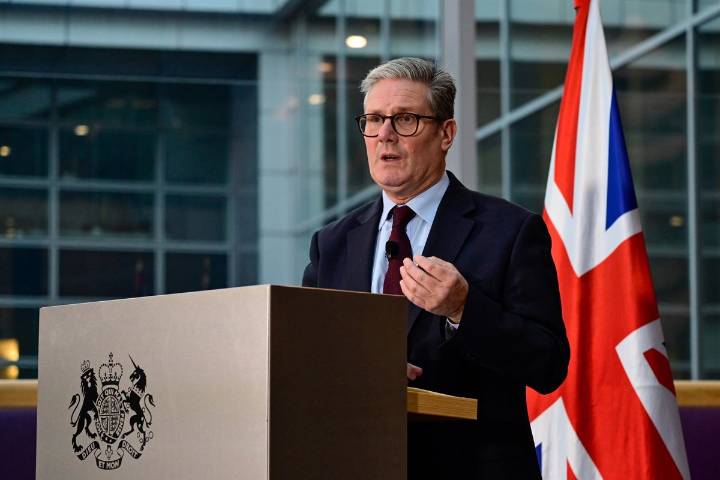 Starmer anuncia más seguridad tras el atentado a sinagoga con dos muertos y varios heridos