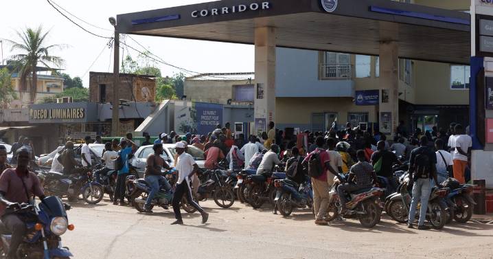 Mali war: Country on brink of collapse as Islamic militants shut everything down and steal fuel