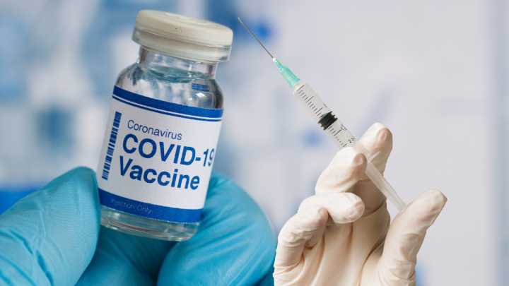 Quiénes deben aplicarse las vacunas contra el COVID-19 y la influenza durante la Campaña de Vacunación Invernal