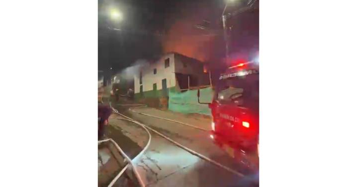 Incendio destruyó una casa de bahareque en un municipio de Caldas: bomberos extinguieron el fuego