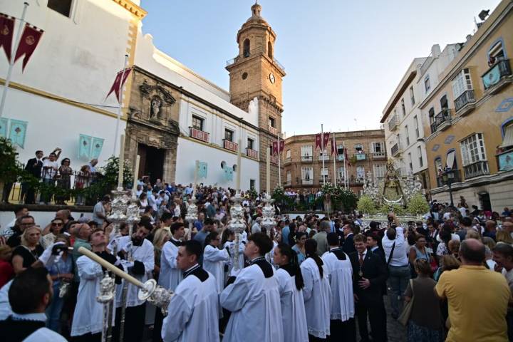 Intensa jornada y procesión multitudinaria en la ciudad del Rosario