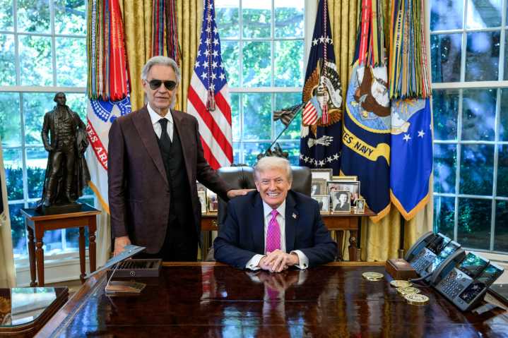 Andrea Bocelli le canta al presidente Donald Trump