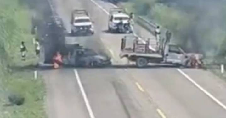 Caos y emergencia por bloqueos e incendio de vehículos en carreteras de Jiquipilas, Arriaga y Cintalapa en Chiapas